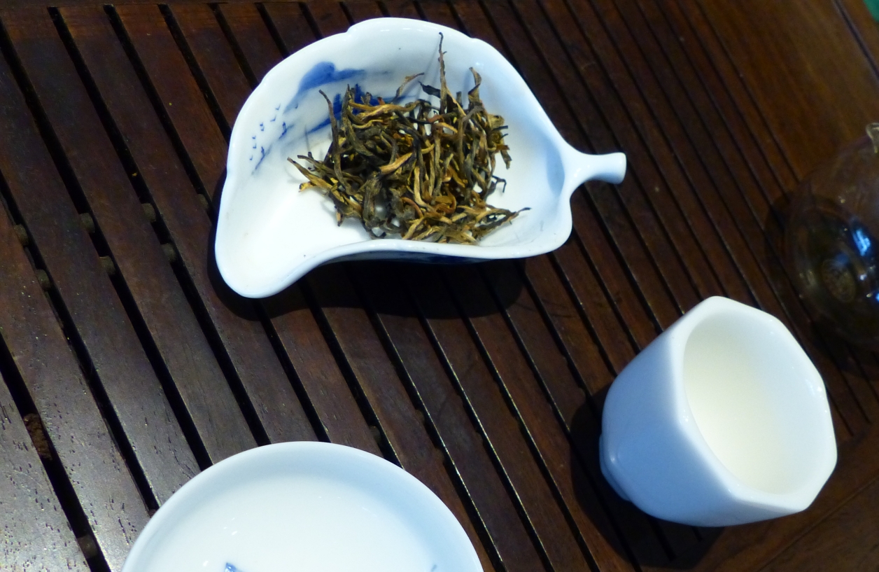 Tee-Blätter in einer Schale